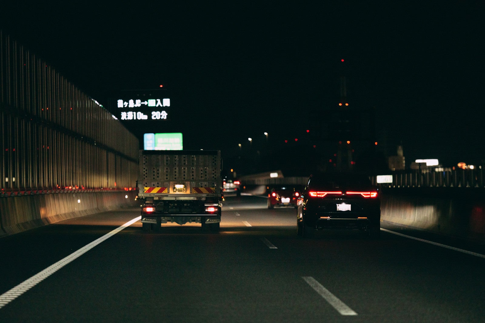 「高速道路を走るトラック」の写真