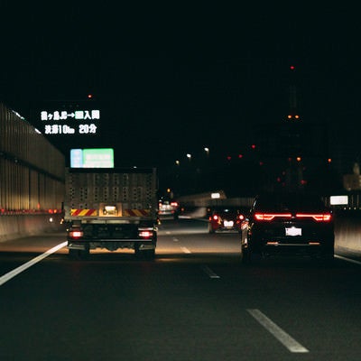 高速道路を走るトラックの写真