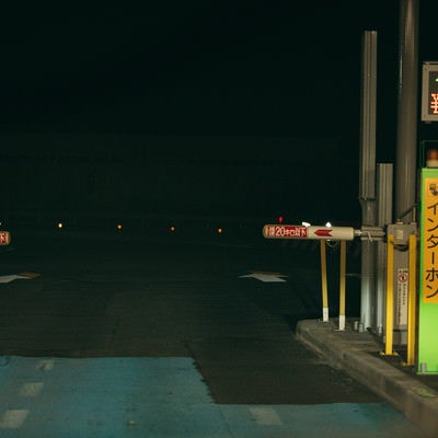 夜の高速道路出口のバーの写真