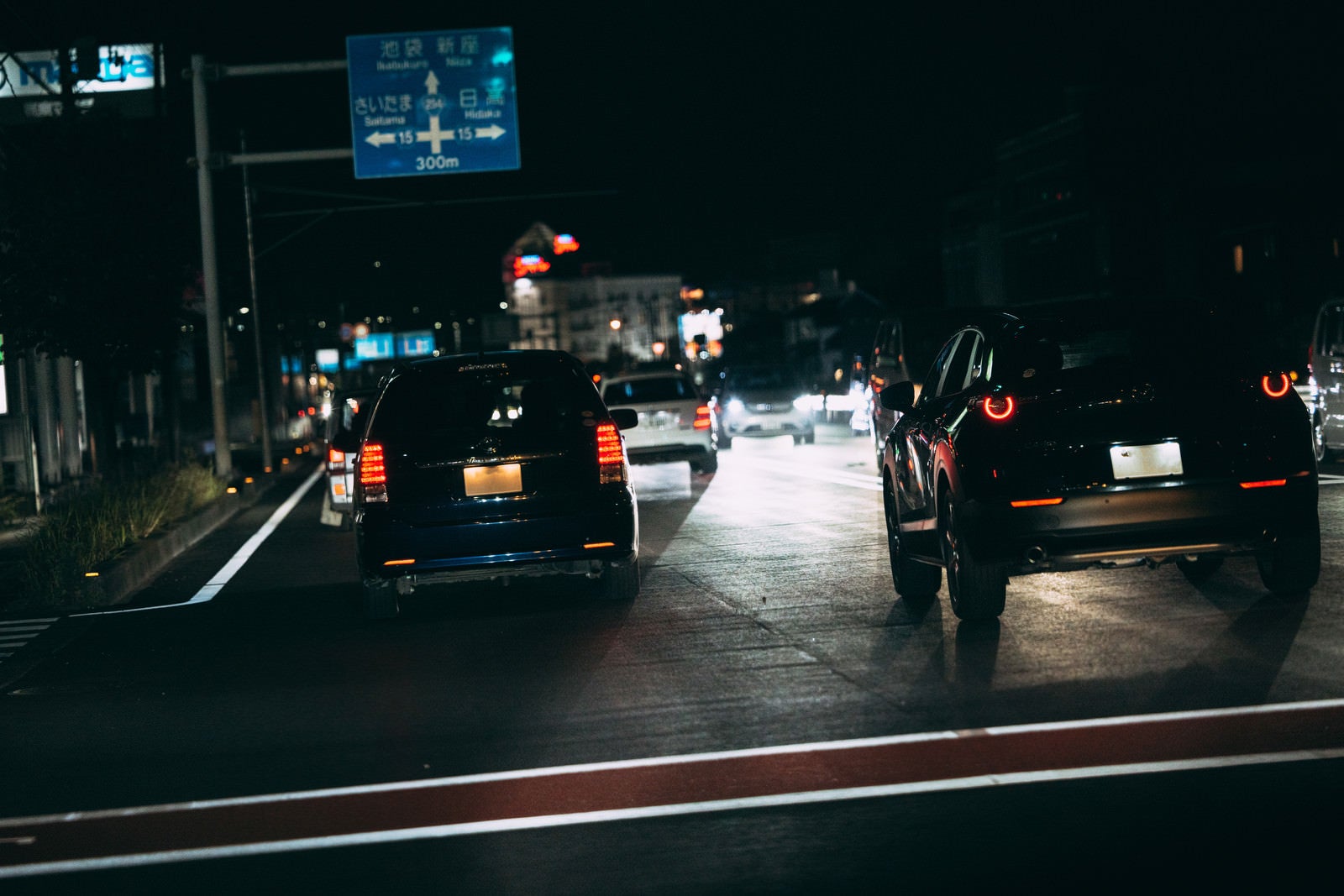 「対向車からのハイビームが眩しい夜間走行」の写真