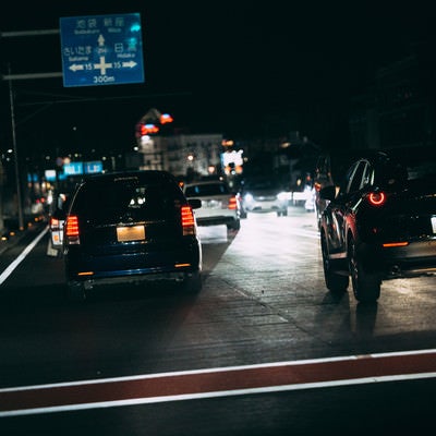 対向車からのハイビームが眩しい夜間走行の写真