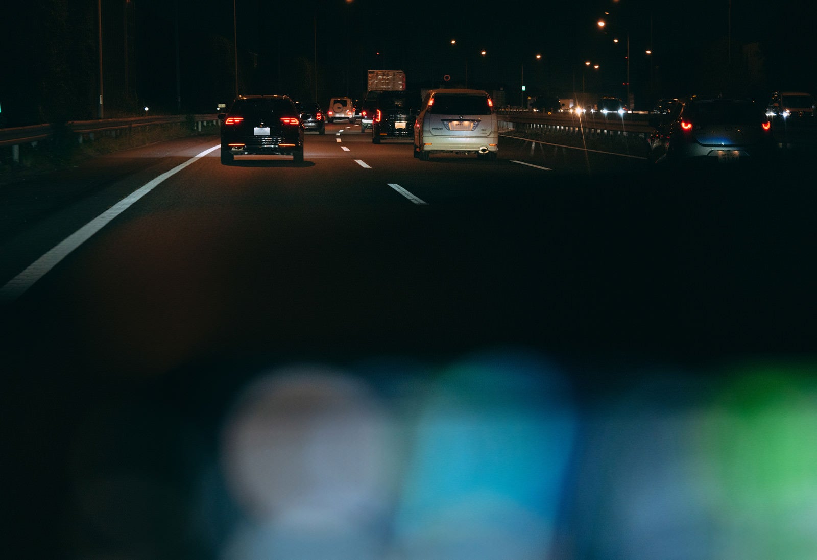 「運転席から見る夜の高速道路」の写真