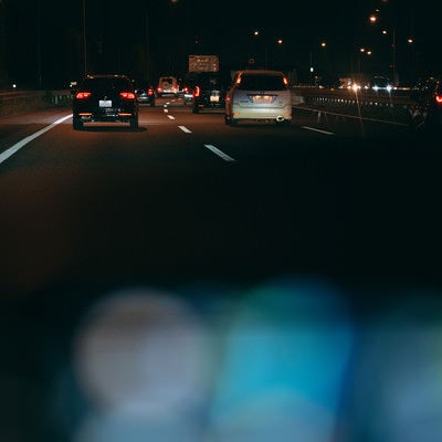 運転席から見る夜の高速道路の写真