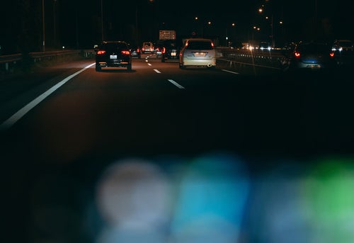 運転席から見る夜の高速道路の写真