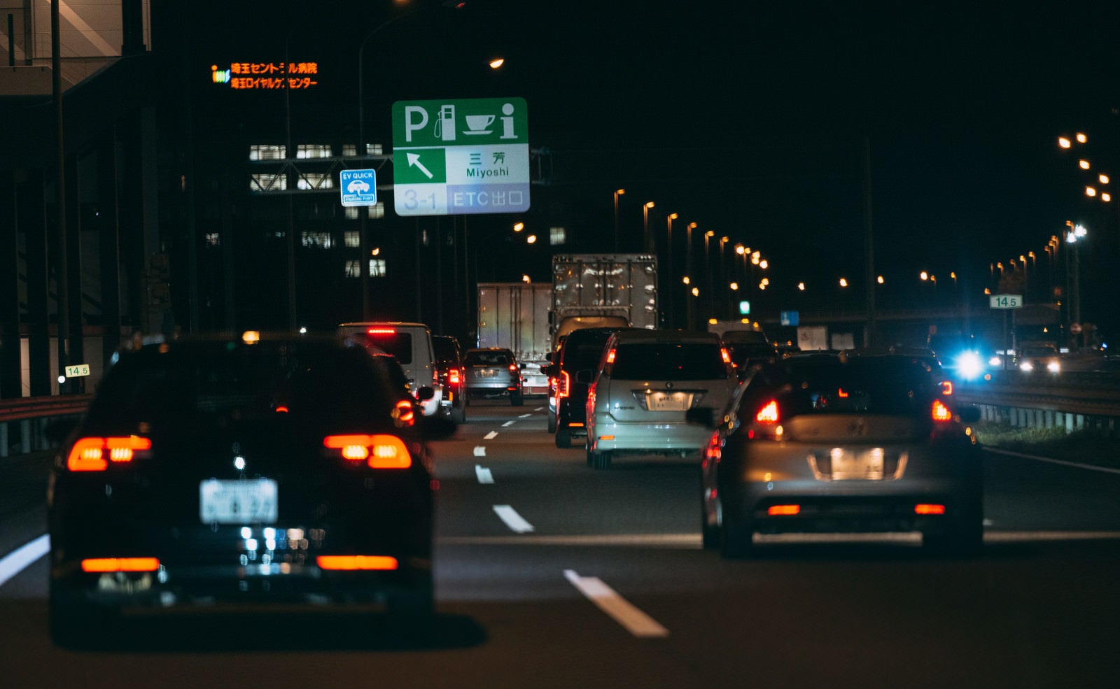 「高速道路の等間隔に光るテールランプ」の写真