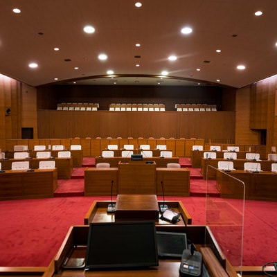 津山市議会を差配する議長席からの眺めの写真