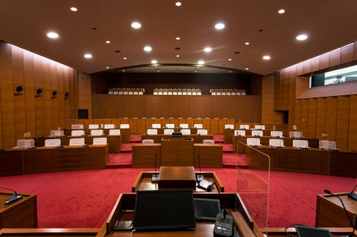 津山市議会を差配する議長席からの眺めの写真