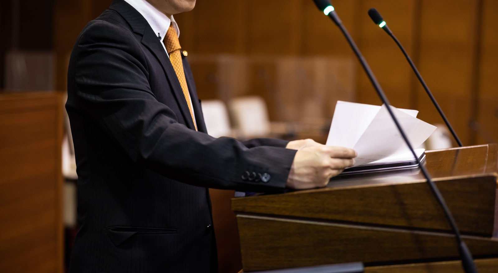 「議会で演説する議員」の写真