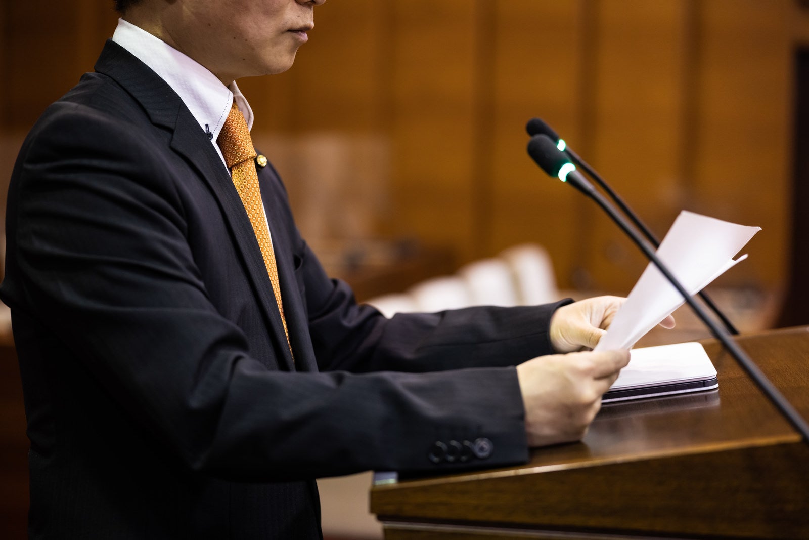 「質問原稿を手に取る現職の津山市議会議員」の写真