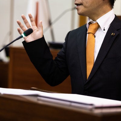 登壇席で質問する津山市議会議員の写真