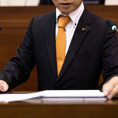 市議会で発言する議員の写真