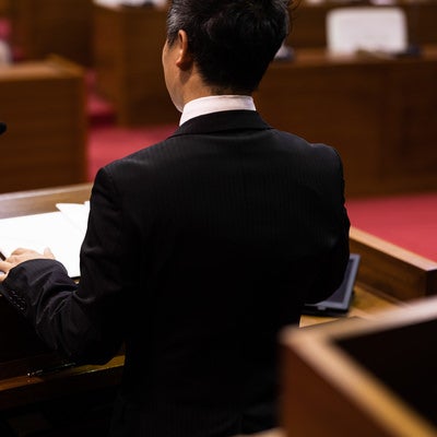 発言中の津山市議会議員の後ろ姿の写真