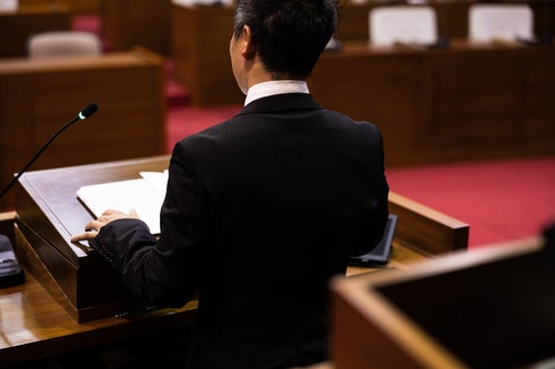 発言中の津山市議会議員の後ろ姿の写真