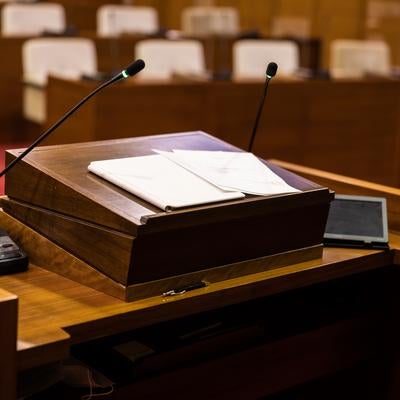 資料とマイクが並ぶ議会演壇の写真