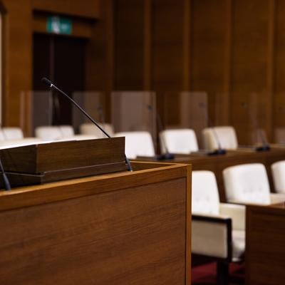 演壇を中心に白い椅子が整然と並んでいる議員席の写真