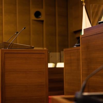 木製の議会席と演壇の素材