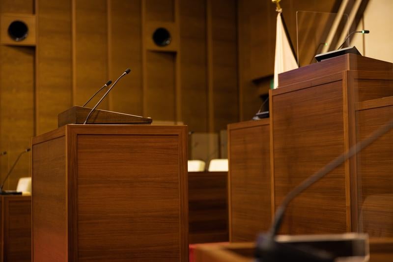 木製の議会席と演壇の写真