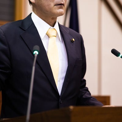 登壇席で質問する津山市議会議員の写真