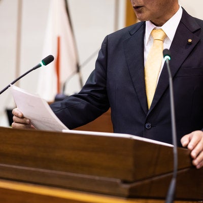 紙原稿での質問をする津山市議会議員の写真