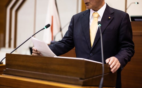 紙原稿での質問をする津山市議会議員の写真
