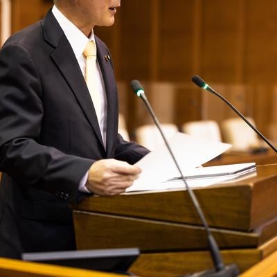 資料を手にした演壇での発言者の写真