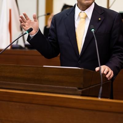 津山市議会の本会議場で熱弁を振るう男性議員の演説シーンの素材