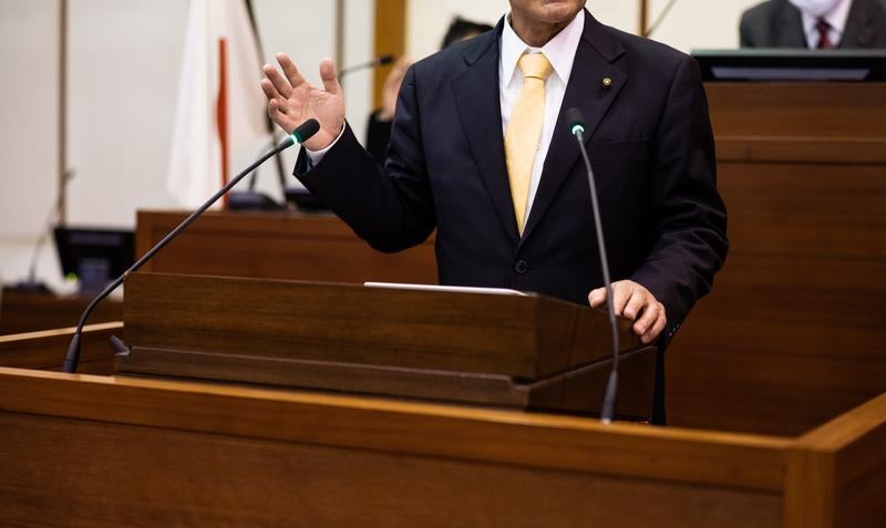 津山市議会の本会議場で熱弁を振るう男性議員の演説シーンの写真