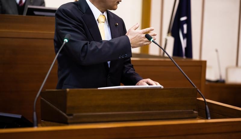 地方議会本会議での質疑応答の写真