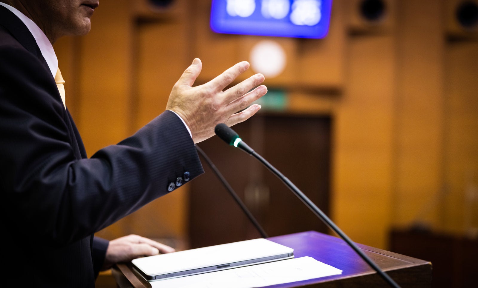 「採決に関して議論する市議会議員」の写真