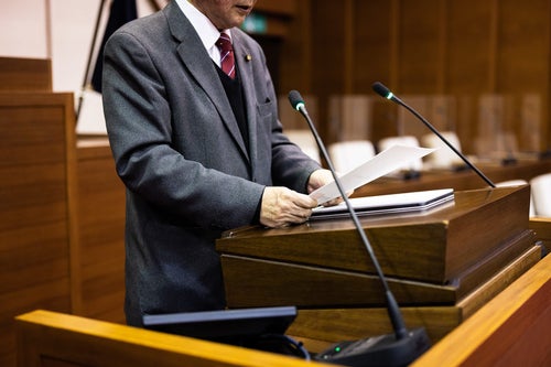 質問原稿を読み上げる津山市議会議員の写真