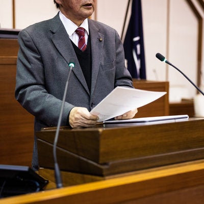 登壇席で朗々と発言する津山市議会議員の写真