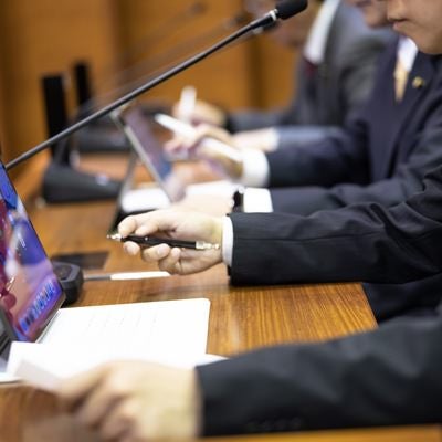 議会中タブレットを使用する議員の写真