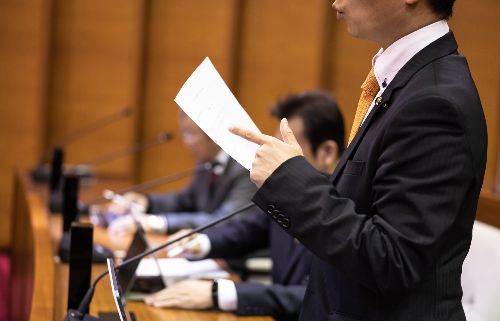 「意見を述べる津山市議会議員」の写真