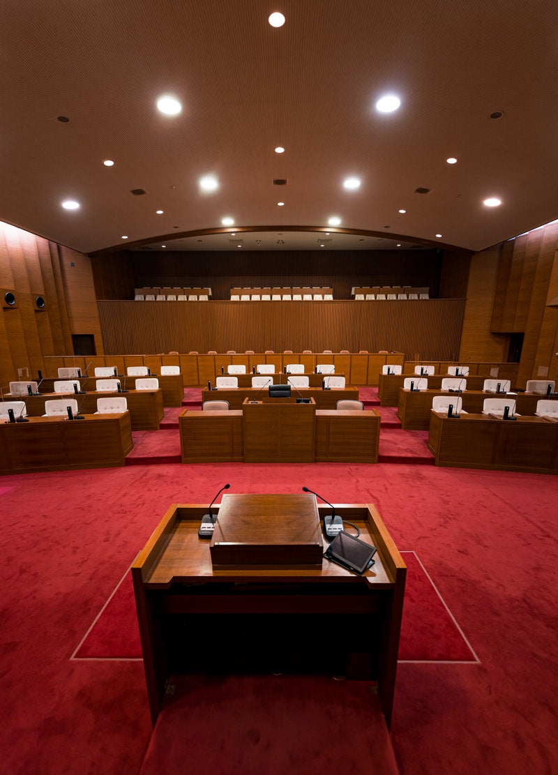 「登壇席の上から臨む津山市議会の議場」の写真