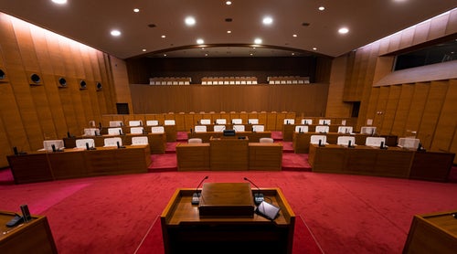議長席から津山市議会の議場を一望の写真