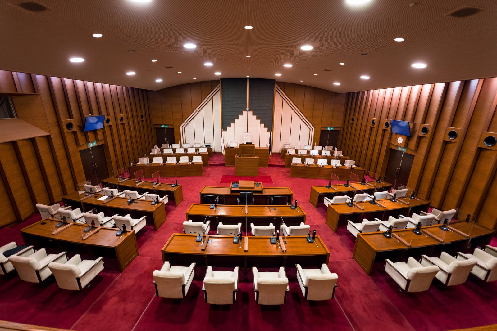 「岡山県第三の都市、津山市の市議会議場」の写真
