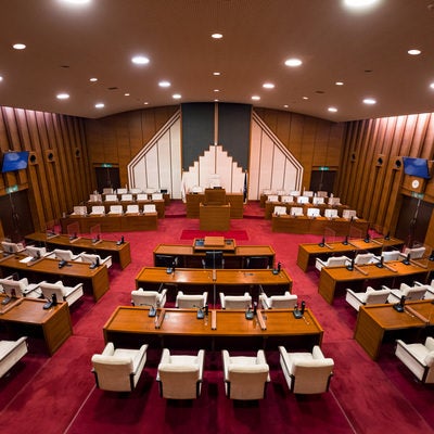 岡山県第三の都市、津山市の市議会議場の写真