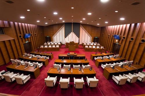 岡山県第三の都市、津山市の市議会議場の写真