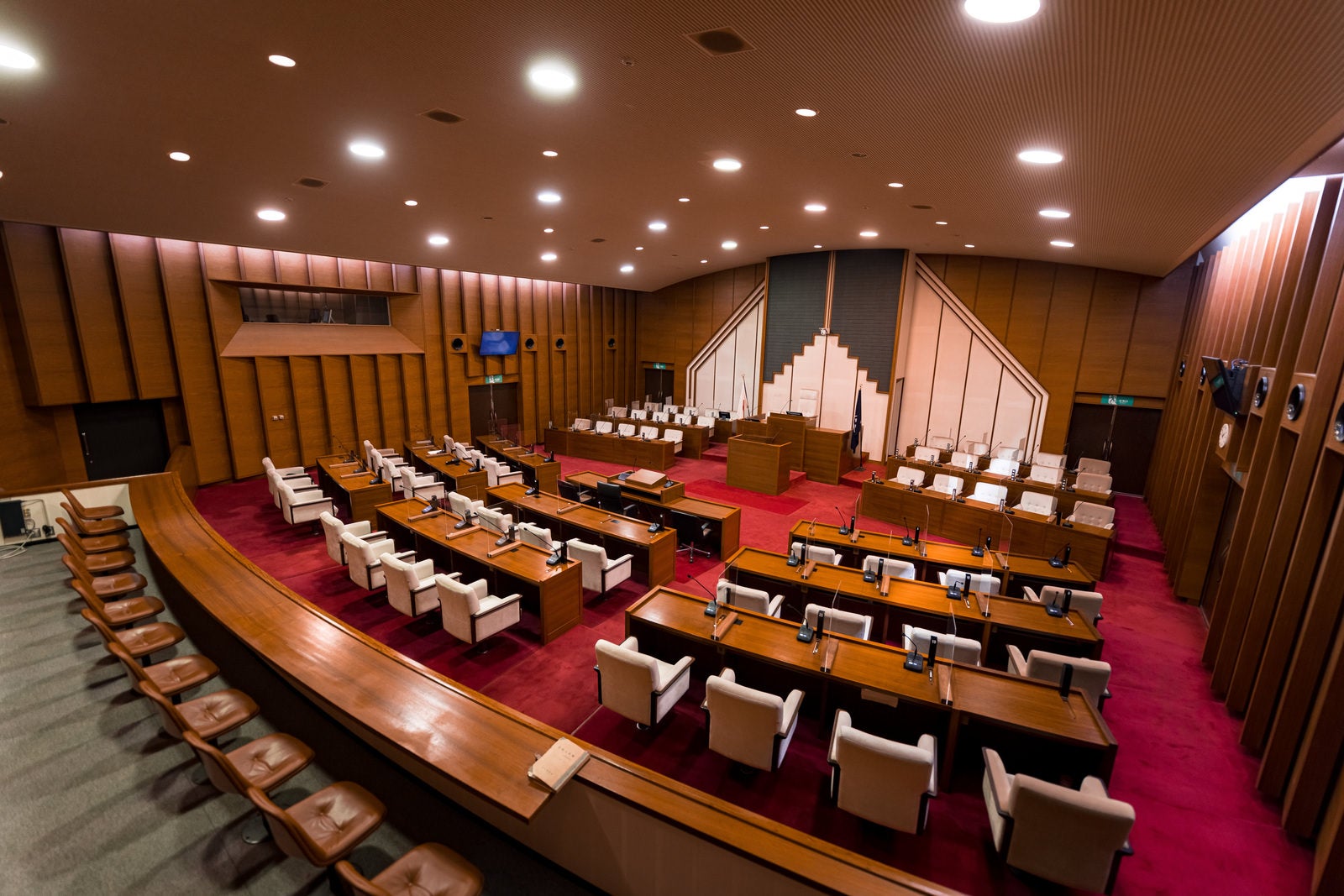 「津山市議会の議場内を報道席から激写」の写真
