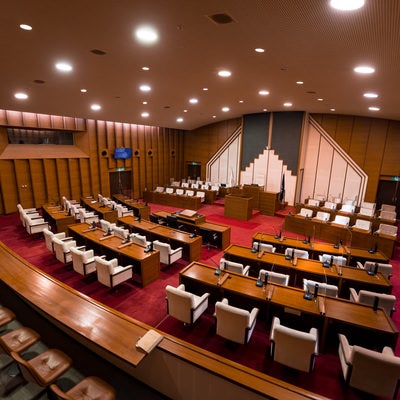 津山市議会の議場内を報道席から激写の写真