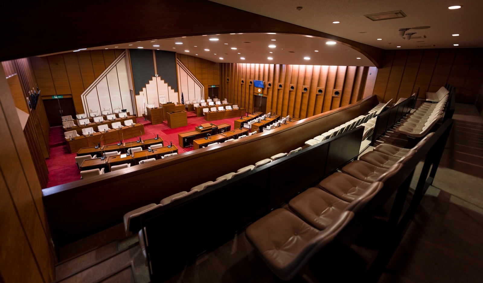 「全71席の津山市議会の議場の傍聴席」の写真