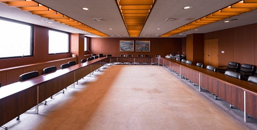 自然光が入り込む津山市議会の全員協議会室の写真