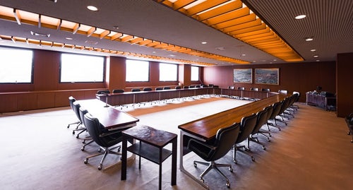 誰もいない全員協議会室（津山市議会）の写真