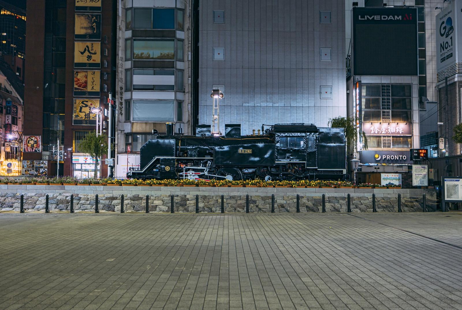 「朝4時の無人のSL広場の様子」の写真