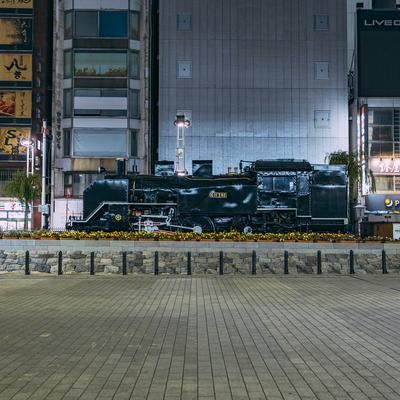 朝4時の無人のSL広場の様子の写真