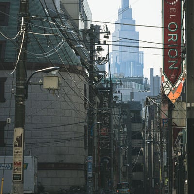 新宿路地から見上げたNTTドコモ代々木ビルの写真