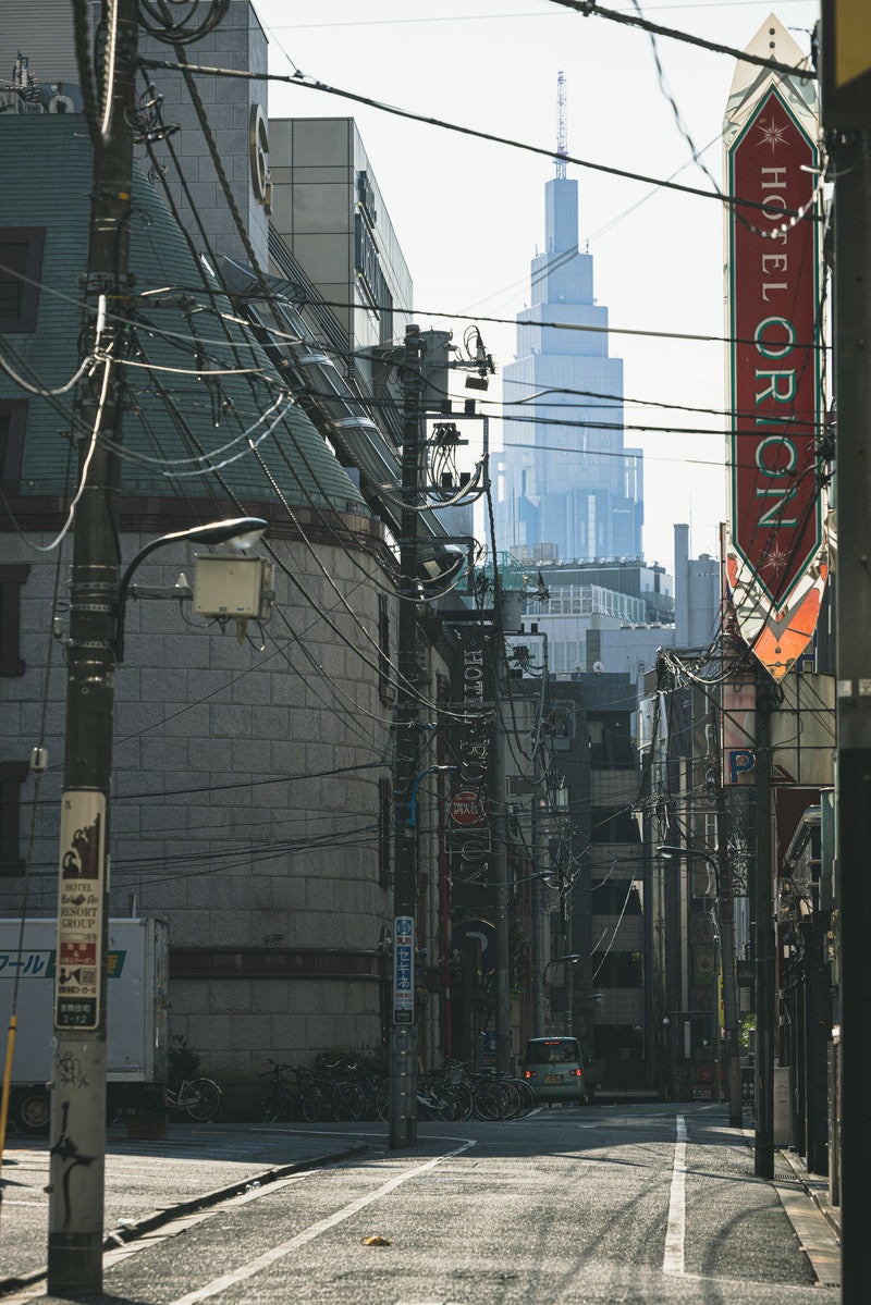 「新宿路地から見上げたNTTドコモ代々木ビル」の写真
