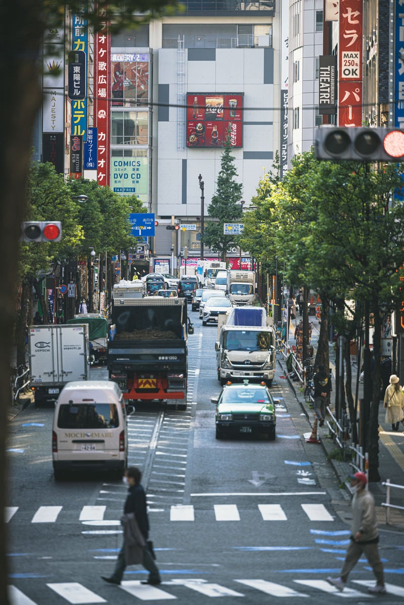 「新宿区役所通りの信号待ちするタクシー」の写真