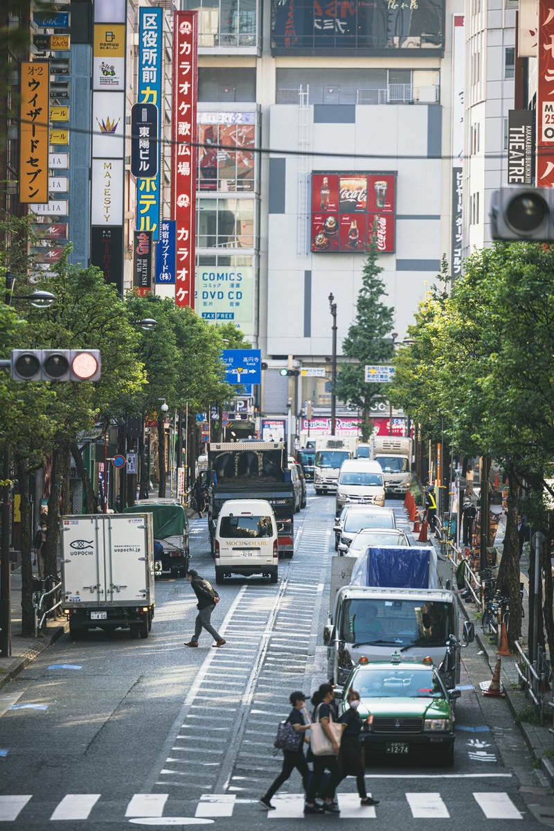 「新宿区役所通りの信号待ち車両」の写真