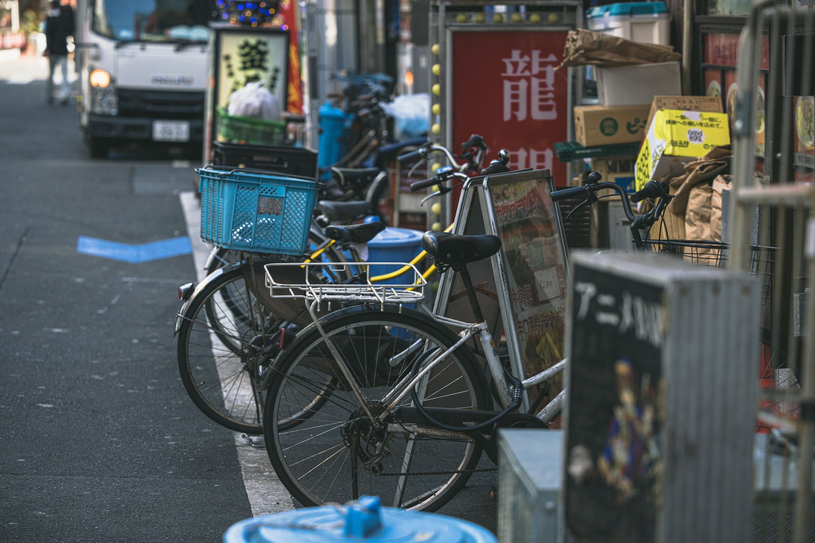 「新宿路地の店先に並ぶ自転車」の写真